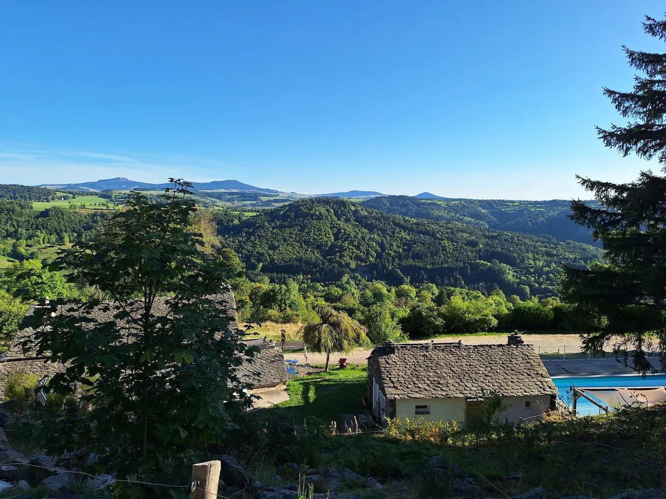 Vue de la piscine du camping Sabatoux
